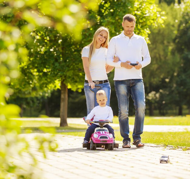 Heureuse mère, père et fils lors d'une promenade par une journée ensoleillée