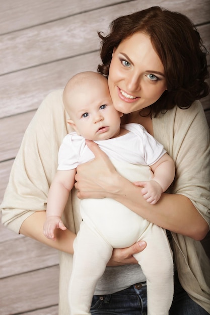 Heureuse mère avec petit bébé