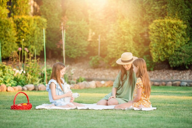 Heureuse mère et petites filles lors d'un pique-nique