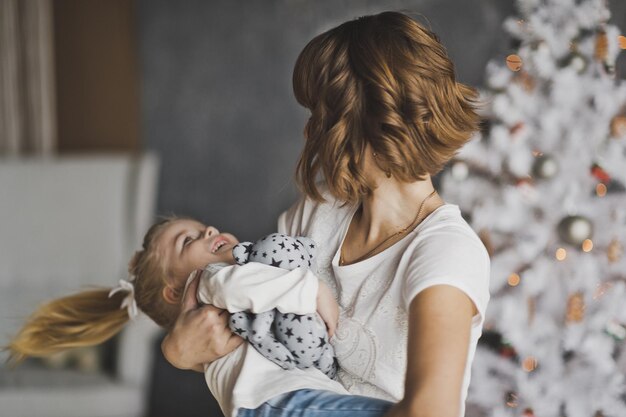 Photo heureuse mère poussant la fille dans le nouvel an 7166