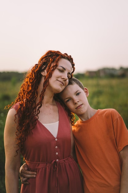 Heureuse mère s'amusant avec son fils en plein air Concept de famille et d'amour Le concept des relations de la fête des mères avec les soins et l'amour des adolescents