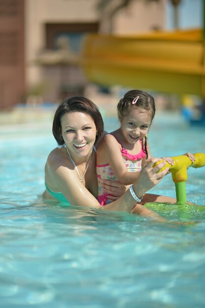 Heureuse mère avec sa fille dans la piscine