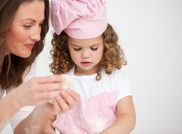 Heureuse mère et sa fille faisant des biscuits ensemble