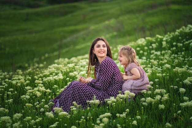 Heureuse mère avec sa fille profitant du parc