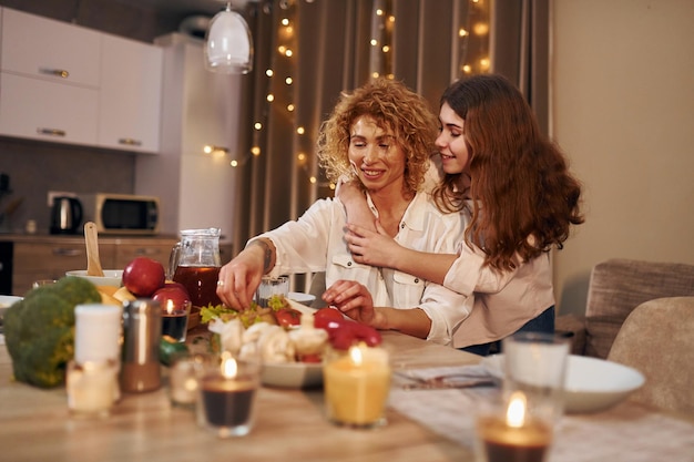 Heureuse mère et sa fille sont dans la cuisine le soir