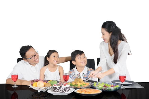 Heureuse mère servant sa famille pour déjeuner ensemble