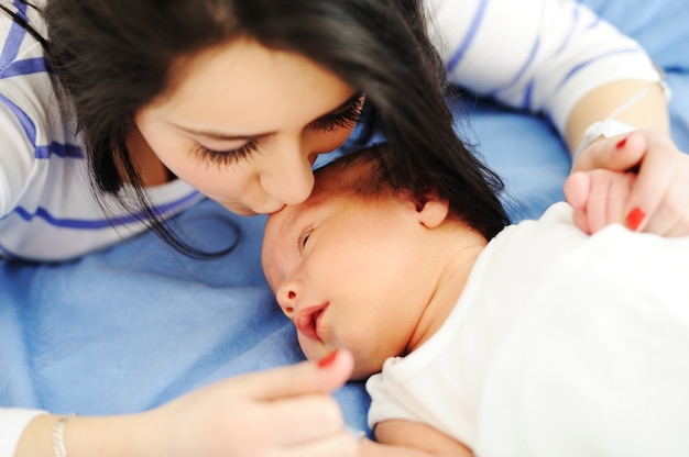 Heureuse mère avec son bébé