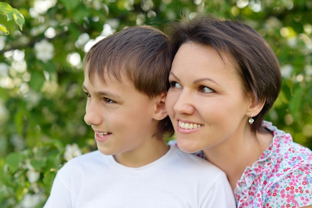 Heureuse mère avec son fils dans le parc