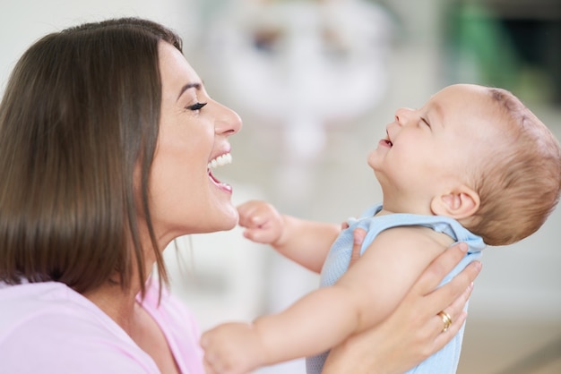 Heureuse mère et son nouveau-né