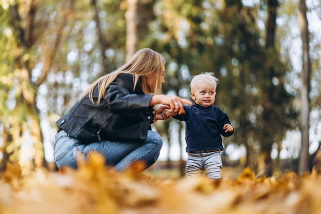 Heureuse Mère Avec Son Petit Bébé S'amusant Dans Le Parc