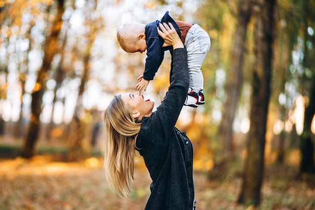 Heureuse mère avec son petit bébé s'amusant dans le parc