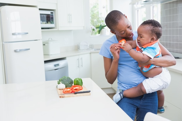 Heureuse mère souriante avec son bébé