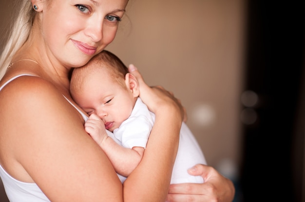 Heureuse mère tenant bébé dans la chambre gros plan Maternité Maternité