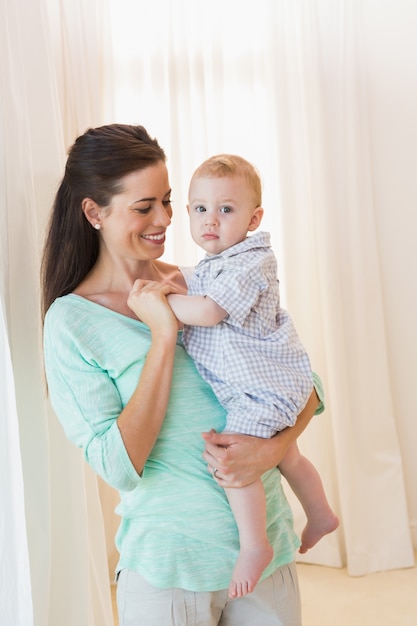 Heureuse mère tenant un bébé garçon