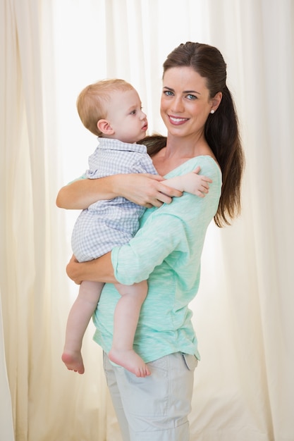 Heureuse mère tenant un bébé garçon