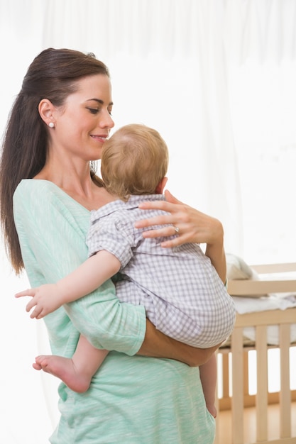 Heureuse mère tenant un bébé garçon