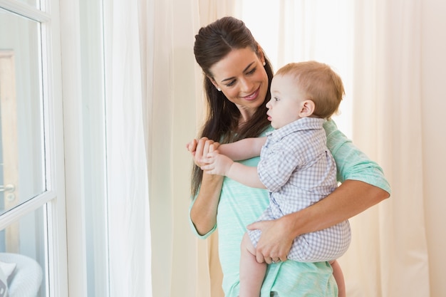 Heureuse mère tenant un bébé garçon