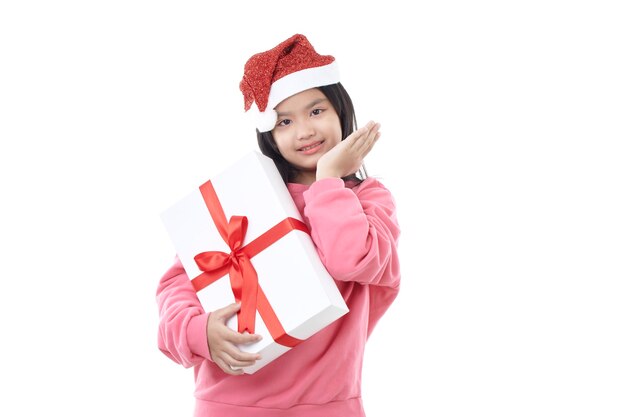Heureuse petite fille asiatique portant bonnet de Noel