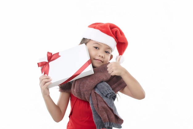 Heureuse petite fille asiatique portant bonnet de Noel