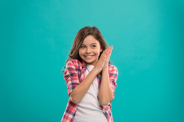 Heureuse petite fille. Beauté et mode. petite fille aux cheveux parfaits. Bonheur d'enfance. mode petit enfant. Journée internationale des enfants. Se sentir dragueur. Beauté géniale.