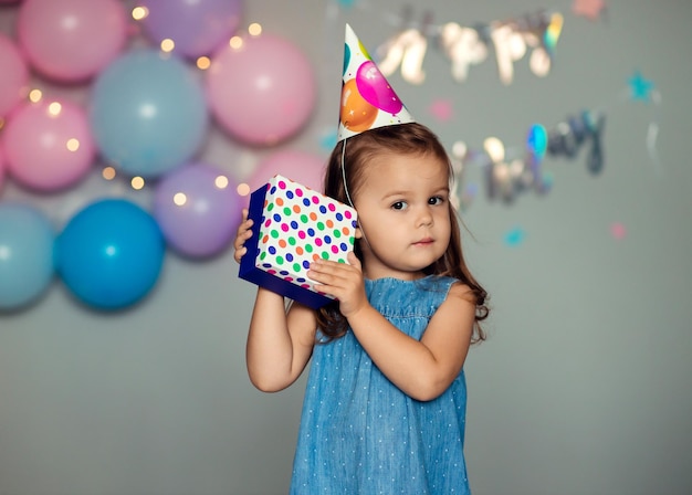 Heureuse petite fille avec un cadeau Anniversaire de l'enfant