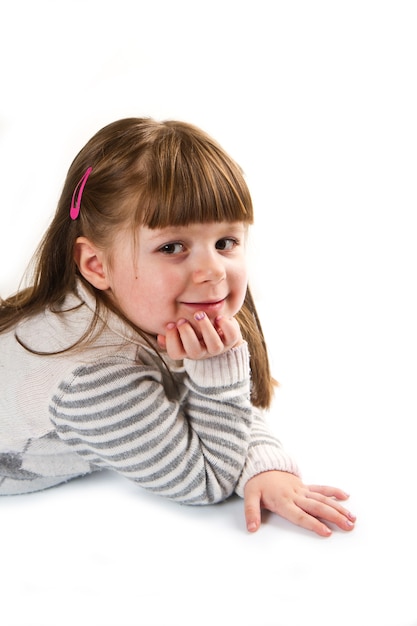 Heureuse petite fille couchée