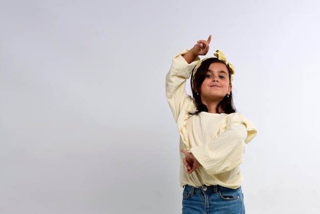 Heureuse petite fille isolée sur fond blanc