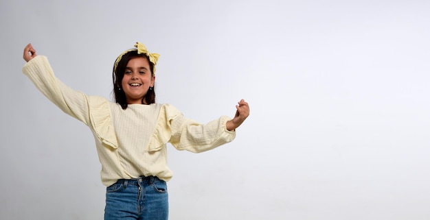 Heureuse petite fille isolée sur fond blanc