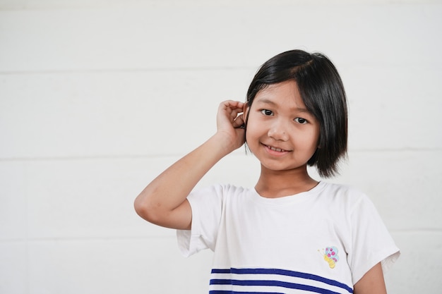 Heureuse petite fille joyeuse avec une lumière douce à l'heure fraîche du matin