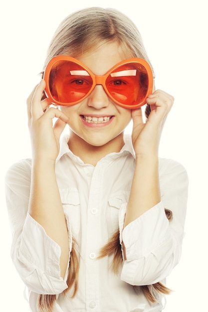 Heureuse petite fille avec des lunettes orange carnaval