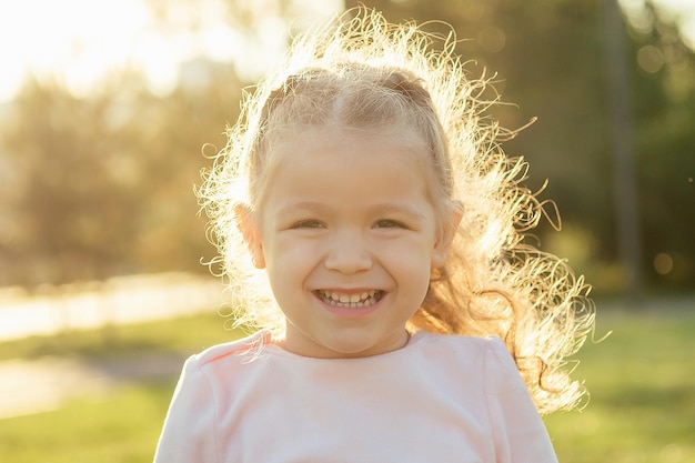 Heureuse et petite fille mangeant des glaces dans le parc d'été