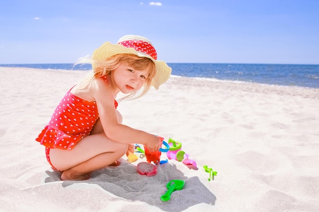 Heureuse petite fille sur la mer en été sur la nature