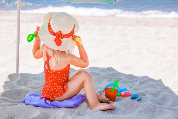 Heureuse petite fille sur la mer en été sur la nature