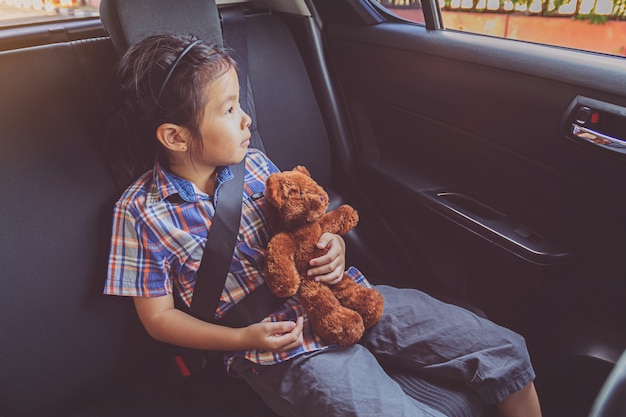 Heureuse Petite Fille Portant La Ceinture De Sécurité En Voiture