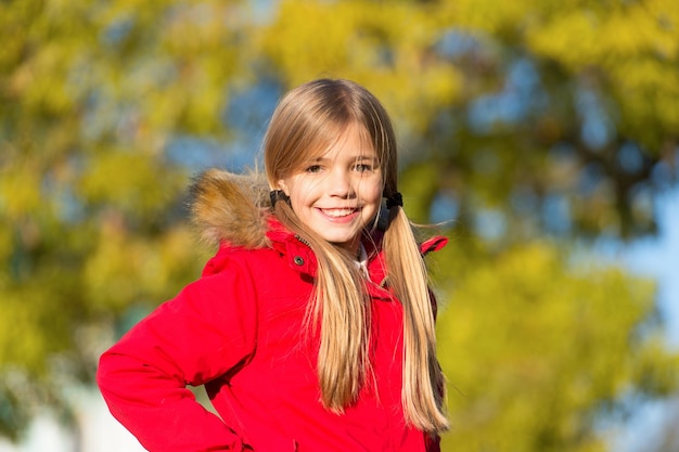 Heureuse petite fille profite du week-end Petite fille heureuse souriante profite pendant la saison d'automne Vivre la vie comme un long week-end perdu Les rouges et les bruns du bois en automne