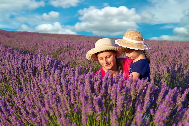 Heureuse petite fille avec sa mère sont dans un champ de lavande