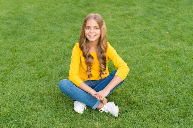 Heureuse petite fille souriante détente concept de vacances d'été herbe verte