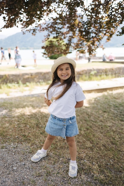 Heureuse petite fille souriante marchant dans le parc portrait de jolie fille