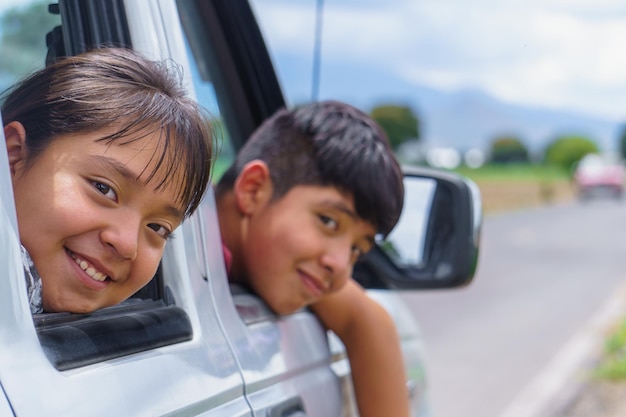 Heureuse petite fille souriante va au voyage d'été Preteen profitant d'un road trip