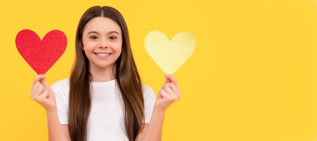 Heureuse saint valentin être ma Saint-Valentin adolescente sur fond jaune amour présent Portrait de fille enfant avec affiche horizontale de symbole d'amour de coeur En-tête de bannière avec espace de copie