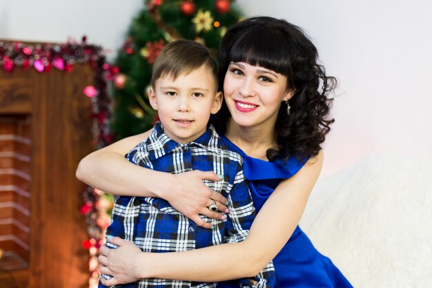 Heureuse soeur et frère à noël.