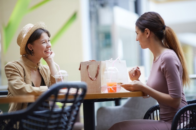 Heureuses dames discutant des ventes