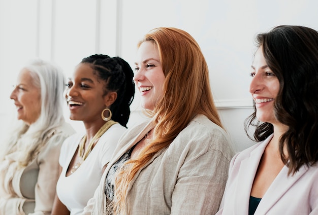 Heureuses femmes magnifiques debout ensemble