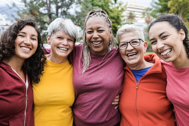 Heureuses femmes multi générationnelles s'amusant ensemble