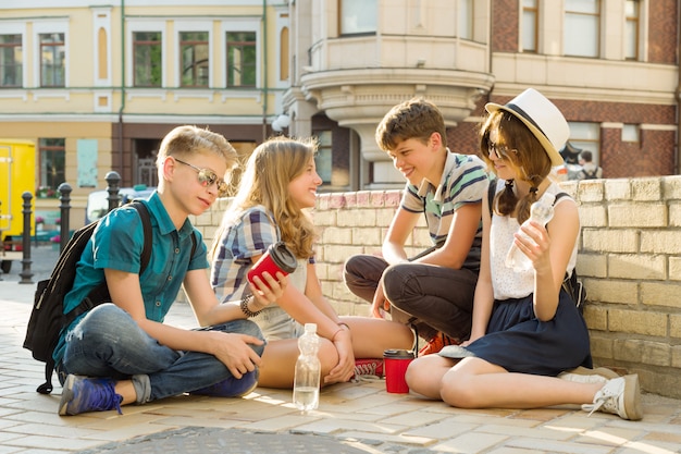 Heureux 4 amis adolescents ou lycéens s'amusent