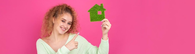 Photo heureux acheteur de maison une jeune fille tient un modèle de maison verte dans ses mains le concept d'écologie de l'énergie verte