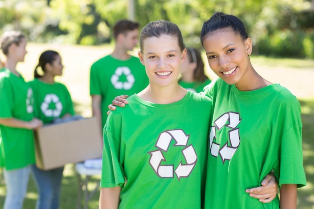 Heureux activistes environnementaux dans le parc