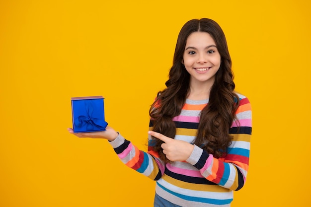 Heureux adolescent émotions positives et souriantes de l'adolescente Enfant avec boîte-cadeau sur fond de studio isolé Cadeaux pour l'anniversaire des enfants