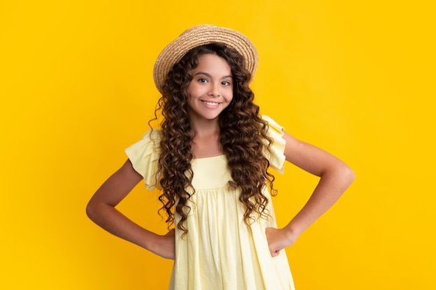 Heureux adolescent émotions positives et souriantes de l'adolescente Jolie adolescente en studio Portrait d'enfant fille