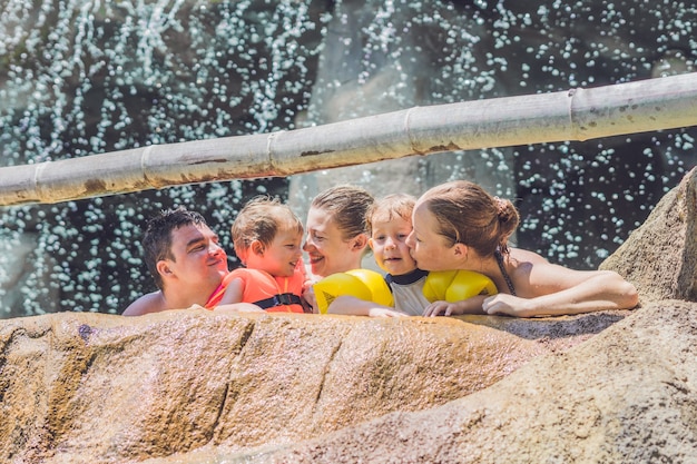 Heureux adultes et enfants dans un parc aquatique